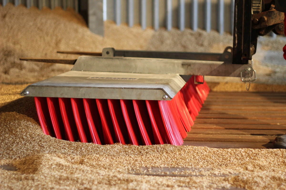 Broomate MAXIMATE – 2400mm Length, 11 PPN Strips, Steel Hood, Osborn, 0004APR240